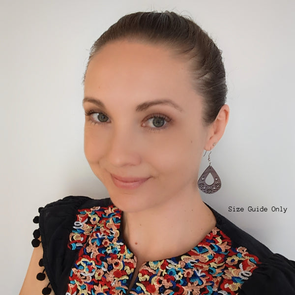 Women wearing Freya Drops as a size guide.