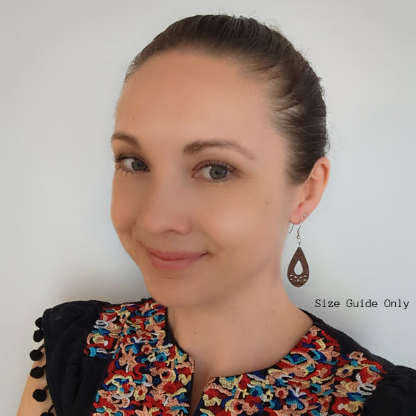 Women wearing Ivy Drops as a size guide.