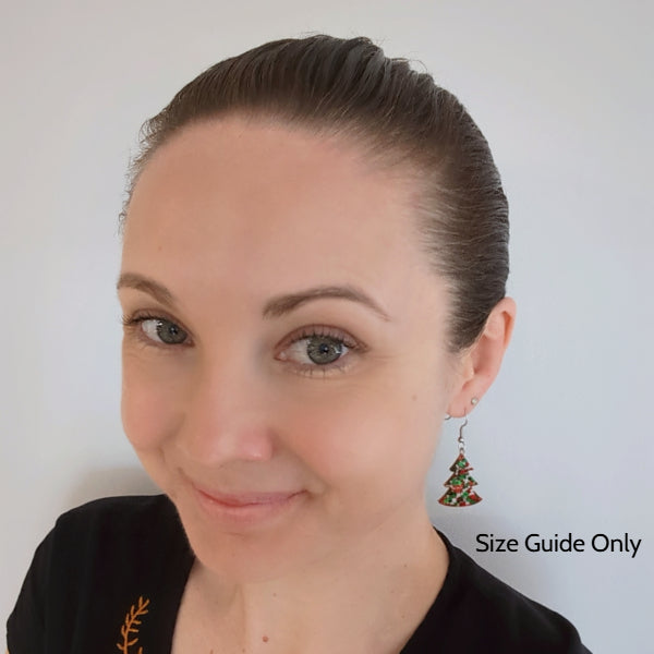 Woman wearing Neve Drops as a size guide.