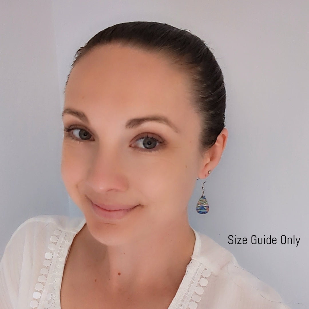 Woman wearing Cleo Drops as a size guide.